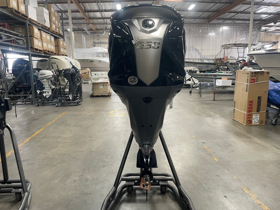Yamaha 250hp V Max Sho Outboard | Remote Mechanical, 20" Shaft | VF250LB | Scratch & Dent | 1571 - Image 2